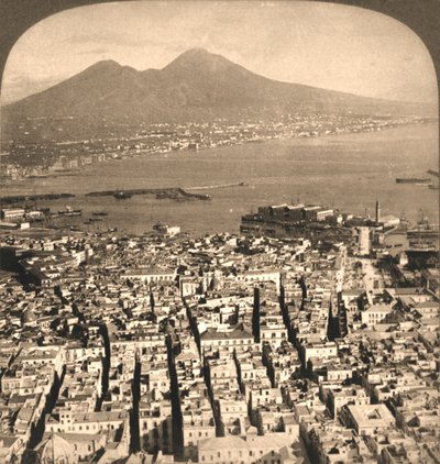 Napoli, il golfo e il Vesuvio, Italia, 1897 da Works and Sun Sculpture Studios