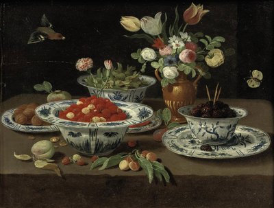 Fragole di bosco in una ciotola cinese di porcellana "kraak", more in una seconda ciotola in piedi su un piatto, vari fiori in un vaso di bronzo, limoni in un