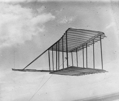 Vista di un aliante che vola come un aquilone, 1900 da Wright Brothers