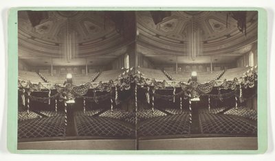 Senza titolo [auditorium decorato con bandiere degli Stati Uniti], fine XIX secolo da Wright and Hartwell