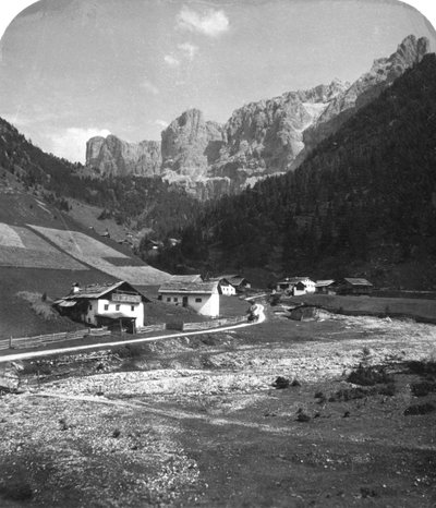 Una valle a Wolkenstein, Tirolo, c1900s da Wurthle and Sons