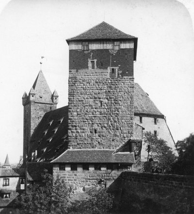 La torre pentagonale Funfeckiger Thurm, Kaiserstallung, Norimberga, Germania da Wurthle and Sons
