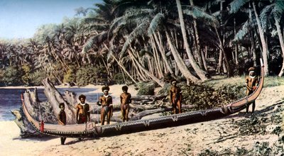 Canoa indigena su una spiaggia ombreggiata da palme, Isole Salomone, c1923 da York and Son
