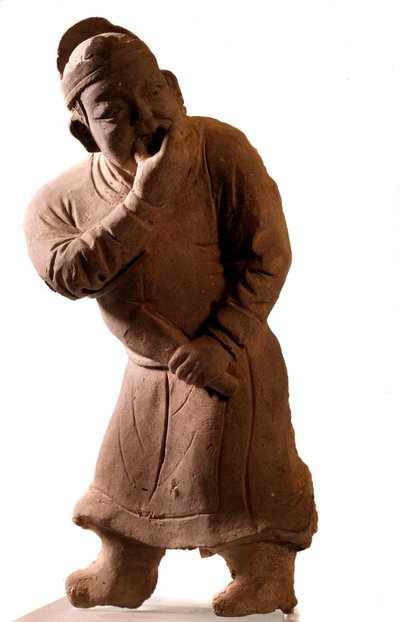 Arte cinese: statuetta di terracotta che rappresenta un attore "fischiatore". Da Tsiao Tsouo, Honan. Dinastia Yuan (1271-1368 d.C.). da Yuan Dynasty Chinese School