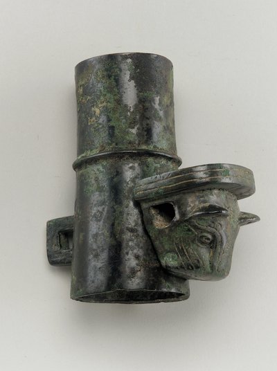 Copricerchio con perno a forma di testa felina (bronzo) da Zhou Dynasty Chinese School