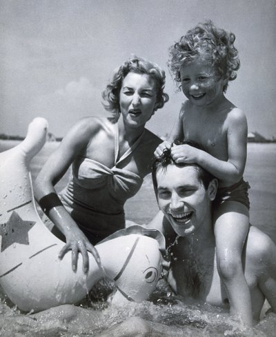 Famiglia felice in riva al mare", 1937 ca. da Zoltan Glass