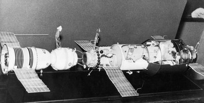 Modello di Soyuz 11 attraccato alla stazione spaziale Salyut 1 da Frederick (attr. to) Barnard