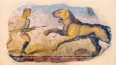 Un cacciatore romano che affronta un leone in carica., 2021 da . .