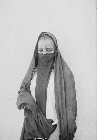 Una donna velata, Il Cairo, c.1910 da . .