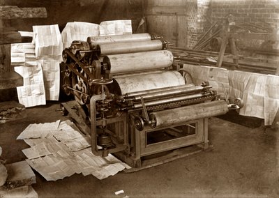 Una macchina da stampa: pressa rotativa per la stampa di giornali, circa 1900 (foto in bianco e nero) da . .