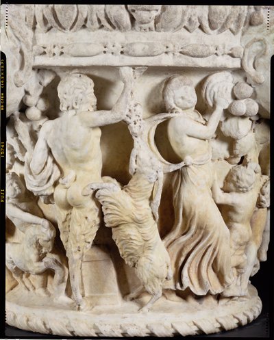 Capitello scolpito che raffigura Pan che prende in giro una capra impennata con un grappolo d