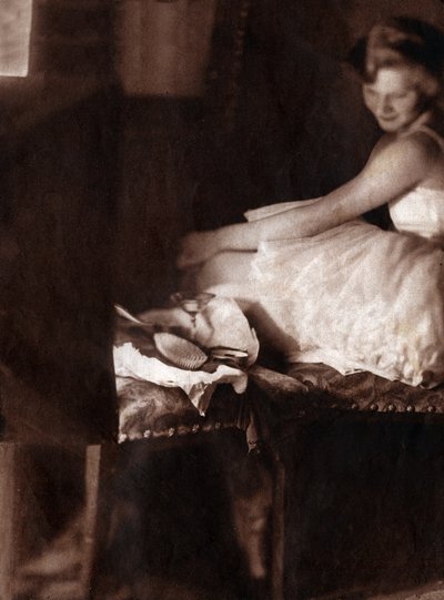 Danzatrice classica che si veste nel suo alloggio. 1929 (stampa) da . .