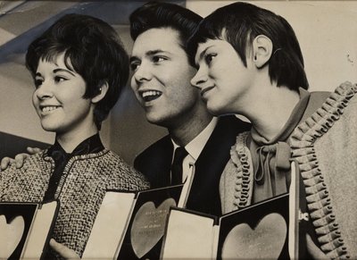Cliff Richard (nato nel 1940), Rita Tushingham (nata nel 1942) e Helen Shapiro (nata nel 1946) da Frederick (attr. to) Barnard
