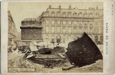 Comune di Parigi (1871): rovine in Place Vendome a Parigi. Fotografia 1871. Dim. 16,5x10,8 cm da Frederick (attr. to) Barnard