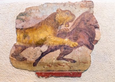 Dettaglio di un murale romano di un leone che attacca un cavallo., 2021 (foto) da . .