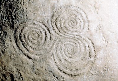 Dettaglio delle incisioni rupestri curvilinee nella tomba a corridoio dell