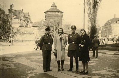 Seconda guerra mondiale (1939-1945): due soldati tedeschi posano con la loro compagna o moglie nella città di Tours in Francia da Frederick (attr. to) Barnard