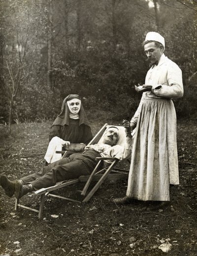 Dottore che prende il polso di un uomo ferito, assistito da una suora infermiera, circa 1900 da . .