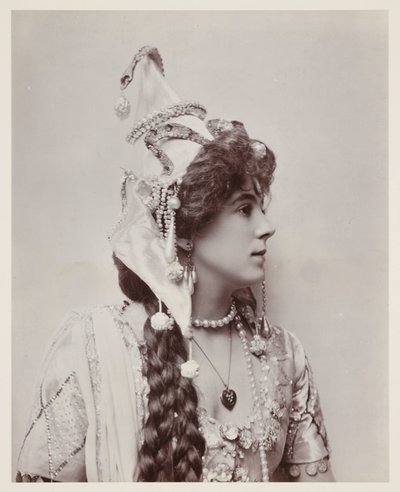 Ritratto edoardiano, donna in costume esotico da John Pardon