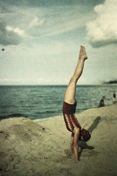 Eva fa una verticale, c 1920s da Frederick (attr. to) Barnard