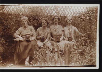 Quattro donne con fotocamere Kodak, inclusi Brownie, c. 1900 da Frederick (attr. to) Barnard