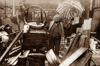 Fr Fremin, filosofo e proprietario di un brocante delle pulci a Montmartre. 1929 (stampa) da . .