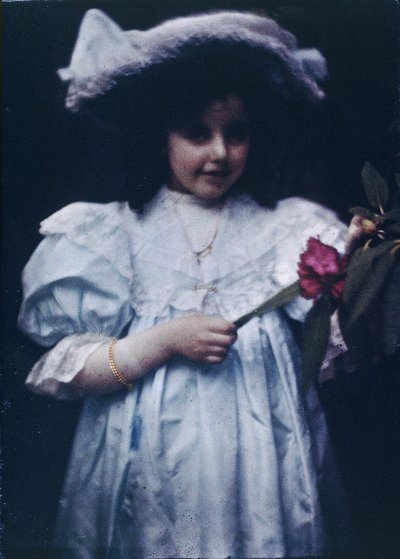 Ragazza in un vestito bianco da John Pardon