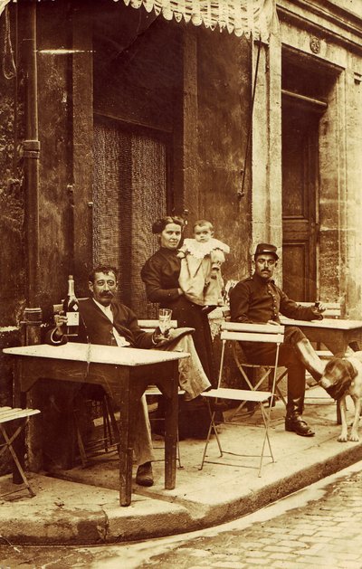 Uomo con una bottiglia di assenzio, circa 1900, sulla terrazza di un caffè da Frederick (attr. to) Barnard