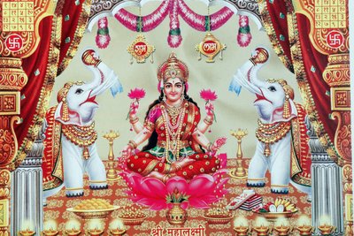 Lakshmi, la moglie di Vishnu, è la dea della prosperità, della buona fortuna e della bellezza. da . .
