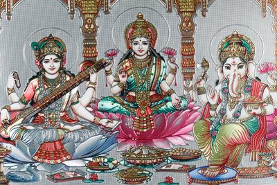 Lakshmi, la moglie di Vishnu, è la dea della prosperità, della buona fortuna e della bellezza. Ganesh da . .