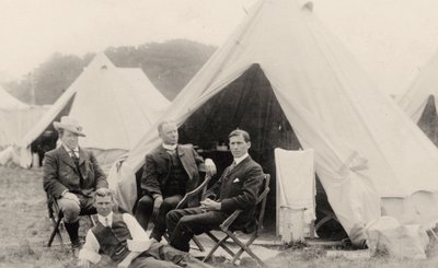 Uomini che si rilassano fuori dalla loro tenda c. 1908 da . .