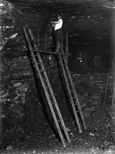 Estrazione del carbone, taglio degli strati superiori del famoso giacimento di dieci iarde, Staffordshire, c. 1890 da Frederick (attr. to) Barnard