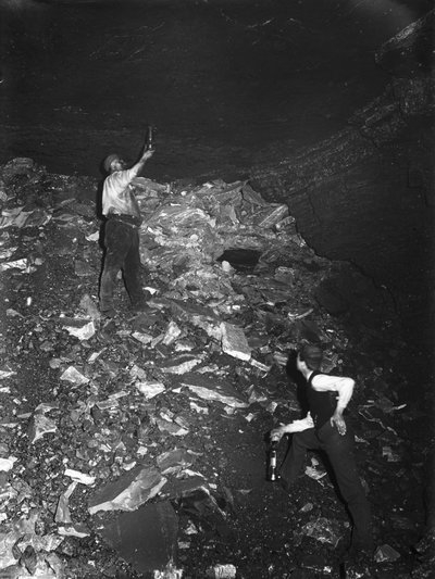 Estrazione del carbone, test per il gas in un pozzo minerario, Ramrod Hall Pit, Staffordshire, c. 1890 da Frederick (attr. to) Barnard