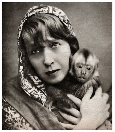 Mistinguett con una scimmietta da . .