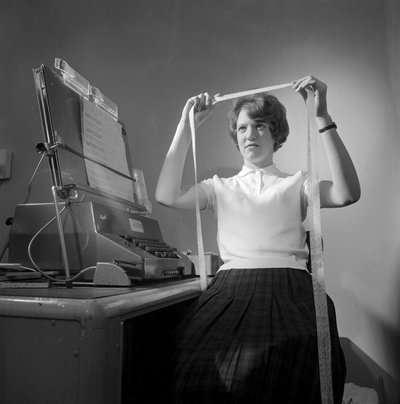 Computer modello 803: ingegnere donna che lavora sulla rettifica del nastro da Frederick (attr. to) Barnard
