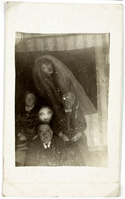 Fenomeno paranormale: ritratto di tre persone anziane, lo spirito di una donna che appare dietro di loro, verso 1920 da Frederick (attr. to) Barnard
