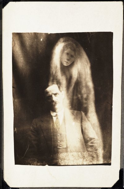 Fenomeno paranormale: ritratto di un uomo e dello spirito della sua moglie che appare dietro di lui, verso 1920 da Frederick (attr. to) Barnard