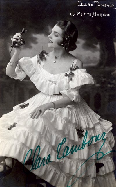 Ritratto di Clara Drum nella commedia "Little Bohemia" da . .