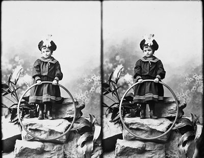 Ritratto di ragazza in abito da marinaio, fotografia stereoscopica da Henry Charles Fehr