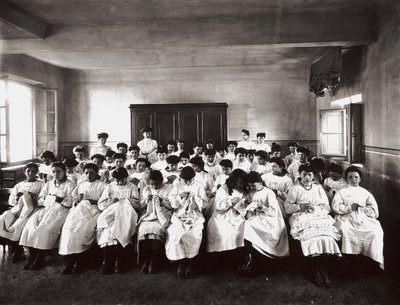 Scuola professionale per donne, a Firenze: una lezione di ricamo da Henry Charles Fehr