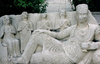 Rilievo che raffigura una famiglia palmirena, probabilmente c.10°-8° secolo a.C. da Hippolyte Lalaise Devéria