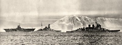 Navi HMS Ark Royal, HMS Malaya e HMS Renown che lasciano la loro base a Gibilterra, c.1940 da . .