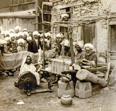 Filatura e tessitura di scialli di lana, Srinagar, Kashmir, India c.1901 da Frederick (attr. to) Barnard