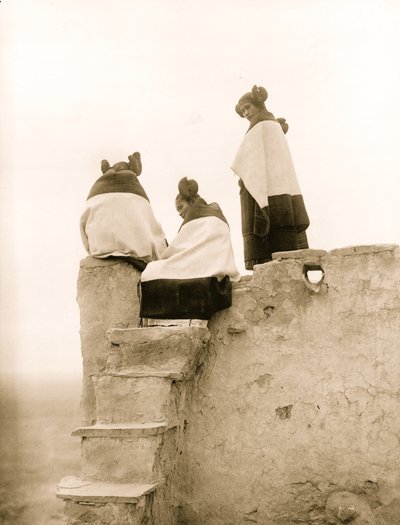 Tre donne Hopi in cima ai gradini di adobe, Nuovo Messico 1906 (foto) da Hippolyte Lalaise Devéria