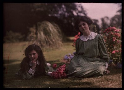 Due ragazze in un giardino da Frederick (attr. to) Barnard