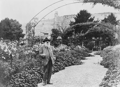 Claude Monet nel suo giardino a Giverny, 1925 da French Photographer