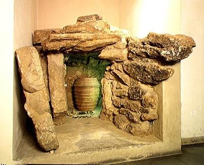 Ricostruzione di una tomba etrusca con urna da after Etruscan