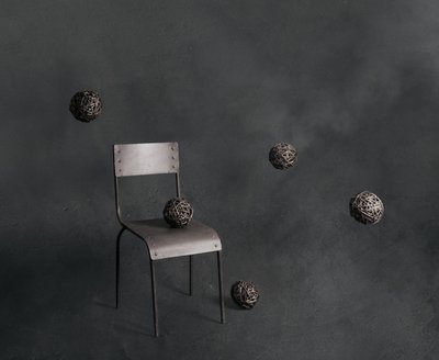 Palline galleggianti in vimini e sedia da chenyi wang