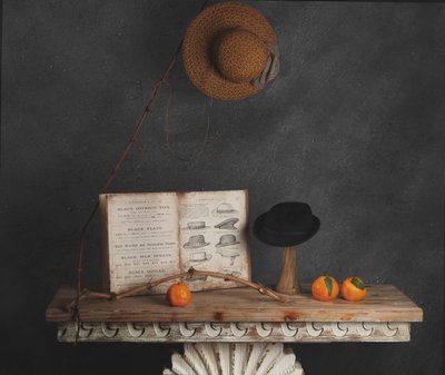 Natura morta con cappello vintage da chenyi wang