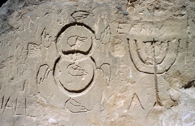 Incisioni (candelabro a sette braccia o menorah), vicino alla Chiesa nella Roccia (chiesa rupestre di Agia Agathi), vicino a Haraki (Charaki), isola di Rodi, Grecia da Theodore Charles Ange Coquelin